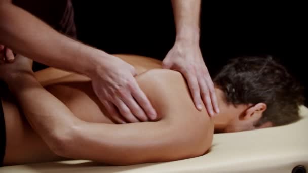 Chiropraxis ülés - egy terapeuta masszírozza a pengéjét ügyfele — Stock videók