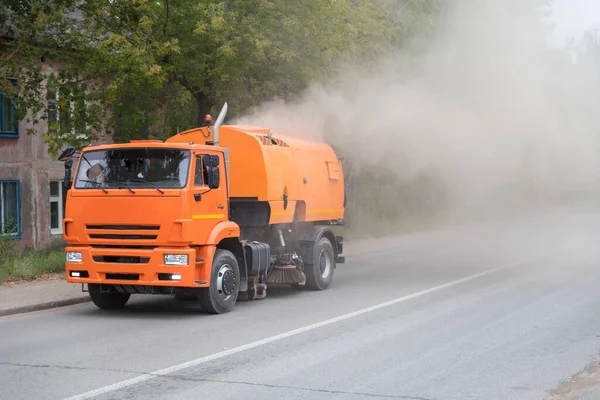 Gran máquina naranja limpia el asfalto al aire libre — Foto de Stock