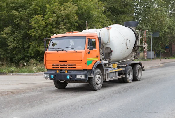 Un camión de entrega de cemento en el camino — Foto de Stock