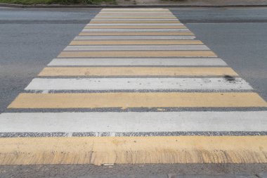 Caddede yaya geçidi - beyaz ve sarı renkler