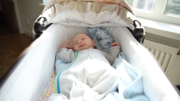 Маленький новорожденный ребенок спит в кроватке — стоковое видео