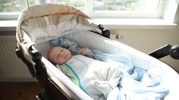 Ett litet nyfött barn som lugnt sover i spjälsängen — Stockvideo