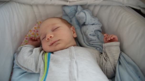 Un petit bébé qui dort tranquillement dans le berceau — Video