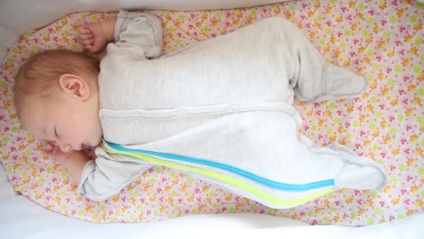 Un neonato che dorme nella culla — Video Stock