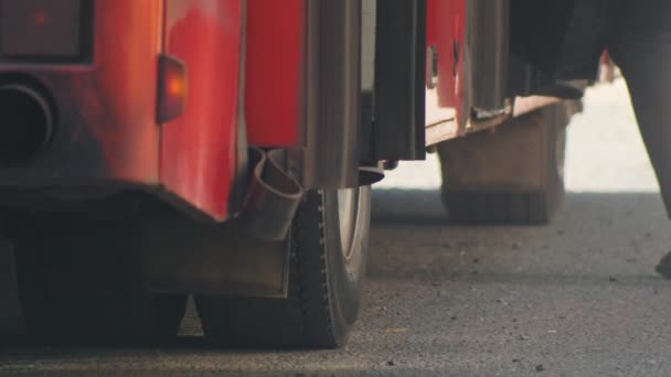 Een persoon die in de rode bus stapt — Stockvideo