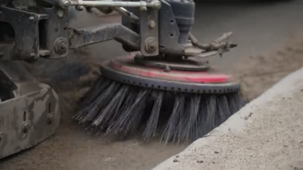 Maskinen rydder asfalten med en fejemaskine – Stock-video