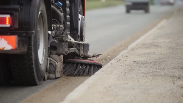 Machine ruimt de zijkant van een asfalt met een veegmachine — Stockvideo