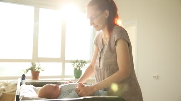 女性の母親行う演習のために彼女の新生児 — ストック動画