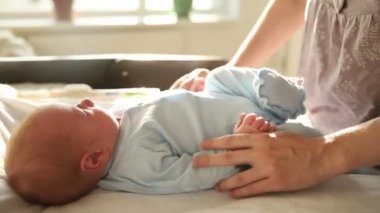 Yeni doğmuş bir bebeğin elleri için egzersiz yapıyorum.