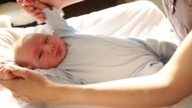Yeni doğmuş bir bebeğin elleri için egzersiz yapıyorum.