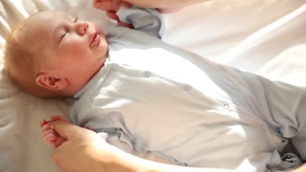 Grając i wykonując ćwiczenia dla noworodków ręce — Wideo stockowe