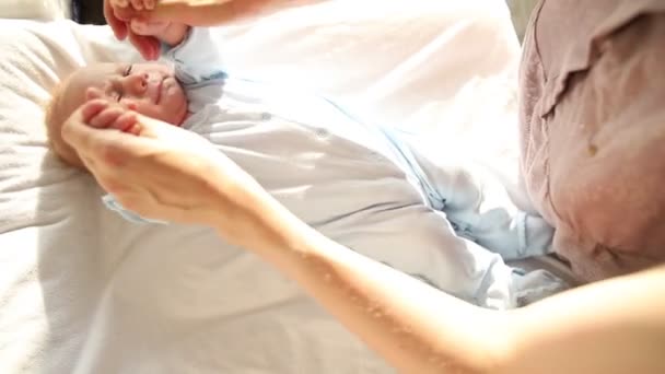 Делать упражнения для новорожденных маленьких ручек — стоковое видео