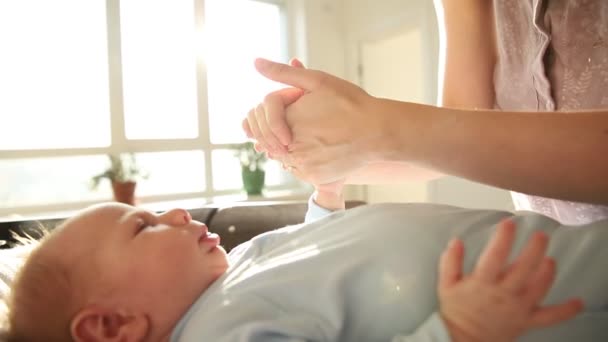 Мати масажує руки і пальці своєї маленької новонародженої дитини — стокове відео
