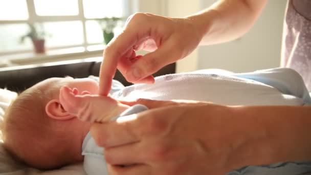 Мама щекочет руки и пальцы своего новорожденного малыша — стоковое видео