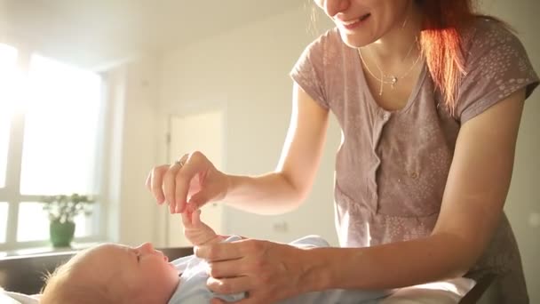 Mor masserar små fingrar på sitt nyfödda barn — Stockvideo