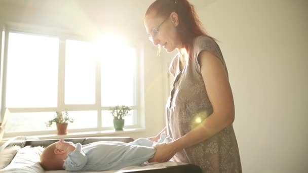 Mutter macht Übungen für ihr Neugeborenes - bewegt seine Beine — Stockvideo