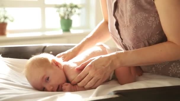 Ασκήσεις για μωρά - βάζοντας το μωρό στο στομάχι του και χαϊδεύοντας τον στην πλάτη — Αρχείο Βίντεο