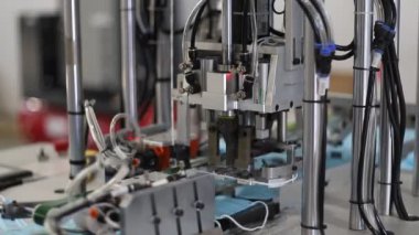 Tıbbi maskelerin endüstriyel üretimi - maskeye kulak tıkacı takmak
