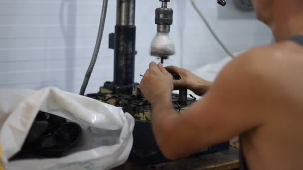 Homme travaillant avec des pièces en plastique noir — Video