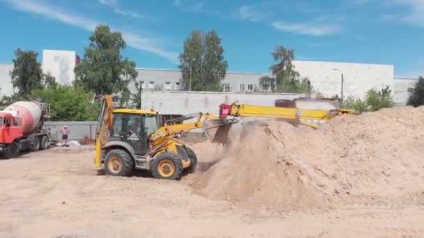 27-09-2020 RUSSIA, KAZAN - Graafmachines werken met zand op een bouwplaats — Stockvideo