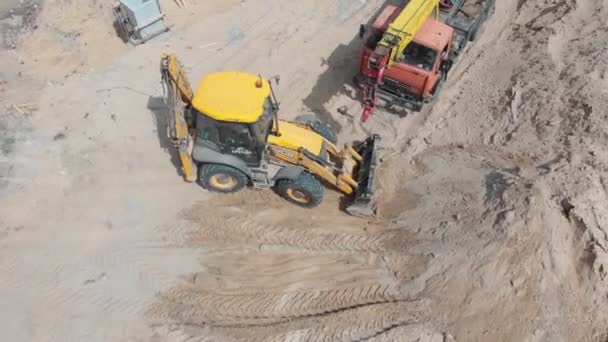 27-09-2020 Россия, Казахстан - несколько экскаваторов работают с песком на строительной площадке — стоковое видео