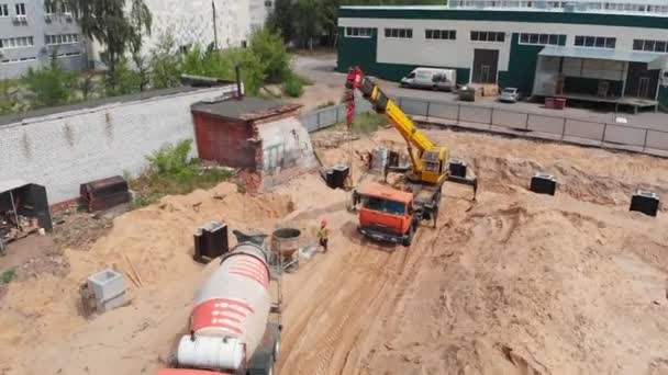 27-09-2020 RUSSIA, KAZAN - Industriële machines werken op de bouwplaats — Stockvideo