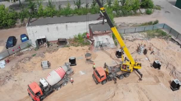 27-09-2020 RUSSIA, KAZAN - macchine industriali e persone stanno lavorando al cantiere — Video Stock