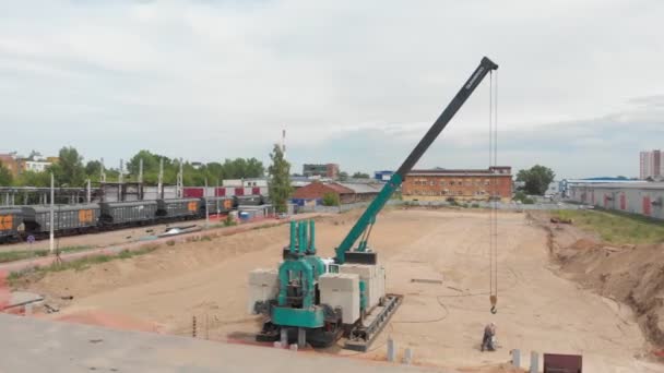 27-09-2020 RUSSIA, KAZAN - dźwig podnoszący na placu budowy — Wideo stockowe