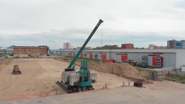 27-09-2020 RUSSIA, KAZAN - kraan op bouwplaats hijst betonblokken — Stockvideo