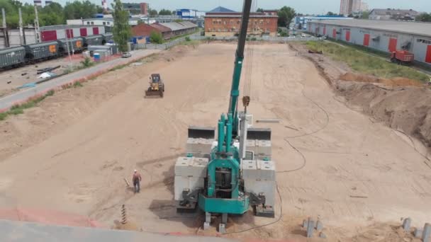 27-09-2020 RUSSIA, KAZAN - hijskraan op de bouwplaats tilt en verplaatst betonblokken — Stockvideo