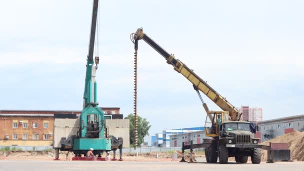 27-09-2020 RUSSIA, KAZAN - gru di sollevamento sul cantiere e persone che vi si avvicinano — Video Stock