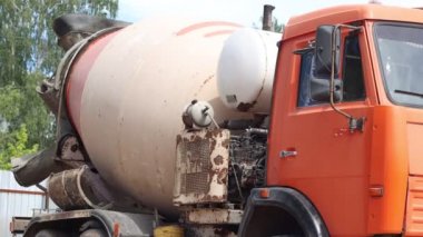 İnşaat alanında taşınabilir beton karıştırma makinesi