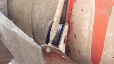 Hareketli beton karıştırma makinesi - beton dolu dönen tank