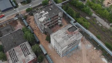 Şehrin dışında köprüsü olan iki terk edilmiş bina.