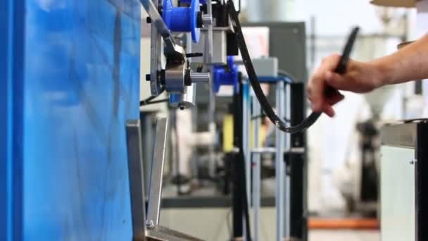 Produção industrial - produção de juntas de borracha - enrolamento em um rolo — Vídeo de Stock