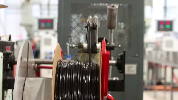 Industriële productie - productie van zwarte rubberen pakkingen - wikkelen op rol — Stockvideo