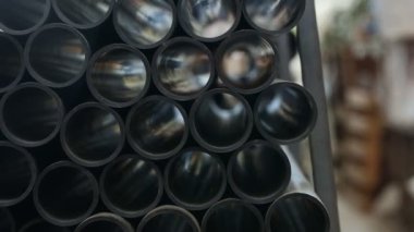 Işık, üretim deposundaki küçük siyah plastik tüplerden geliyor.