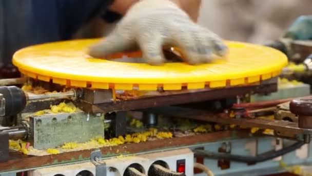 Wykonywanie żółtych bloków na druty w centrum produkcyjnym — Wideo stockowe