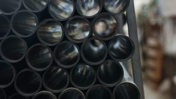 La luce passa attraverso piccoli tubi di plastica nera nel magazzino di produzione — Video Stock