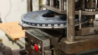 Endüstriyel üretim - fabrikada bir araba diski yapmak