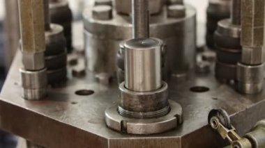 Bir bitkinin üzerinde bir araba diski yapmak - diskte delikler açan bir makine