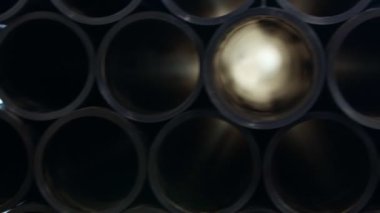 Parlak ışık küçük siyah plastik tüplerden gelir.