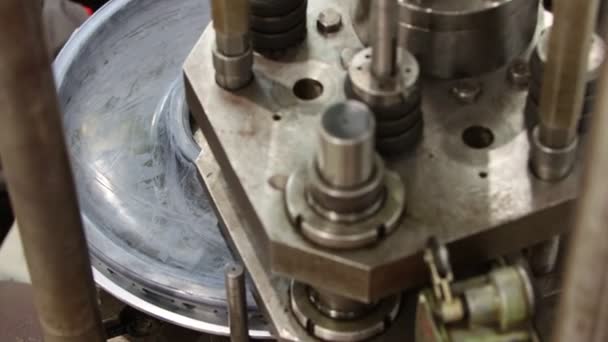 Eine Maschine, die Löcher in die Metallscheibe macht — Stockvideo