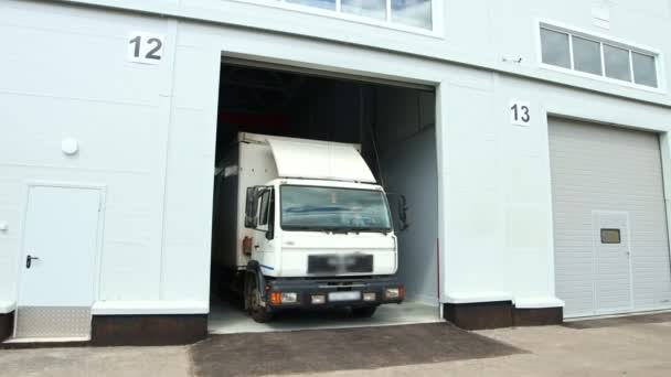 Un camion di trasporto lascia il magazzino moderno — Video Stock