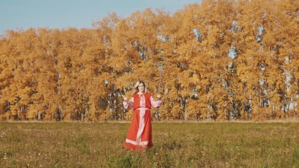Kırmızı uzun elbiseli sarışın kadın iki kılıçlı eskrim yapıyor. — Stok video