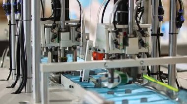 Endüstriyel maske üretimi - makine, maskeyi parçalardan birleştirir