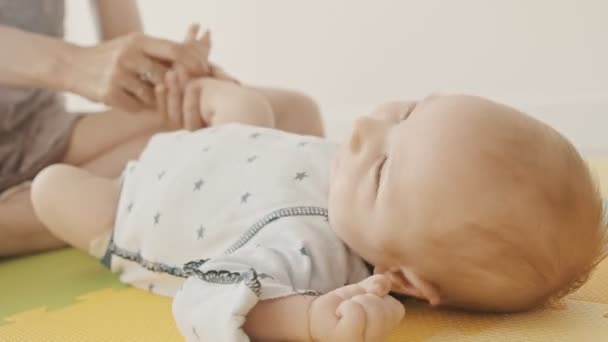 Mama robi delikatny masaż na małej nóżce swojego dziecka — Wideo stockowe