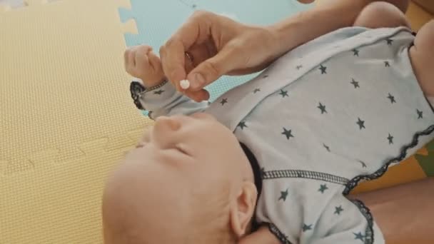 Mère avec son bébé - nettoyer son nez avec une lingette de l'intérieur — Video