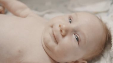 Küçük tatlı bir bebek yatmadan önce yatağa uzanır