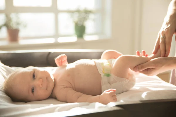 Ouder masseren benen van haar kleine baby — Stockfoto